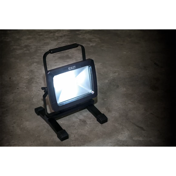 Sealey 20W SMD LED Rechargeable Portable Floodlight 3 Sealey 20W SMD LED Rechargeable Portable Floodlight - Image 3